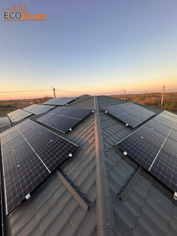 Panourile solare Longi, cu o putere de 415W fiecare, sunt recunoscute pentru eficiența lor excepțională și performanța constantă