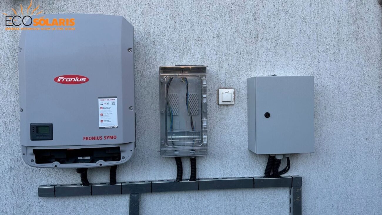 Un invertor Fronius Symo a fost integrat în sistem pentru a optimiza performanța și a oferi redundanță.