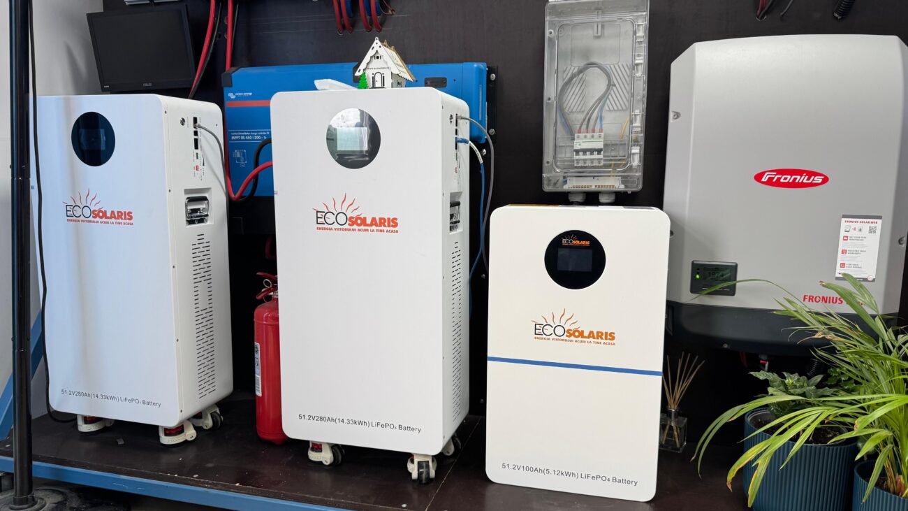 Bateriile LiFePO4 necesită un regulator de încărcare compatibil care să asigure o încărcare și descărcare controlată. Utilizarea unui regulator de încărcare specific pentru bateriile LiFePO4 ajută la prevenirea supraîncărcării și la protejarea bateriilor de daune.