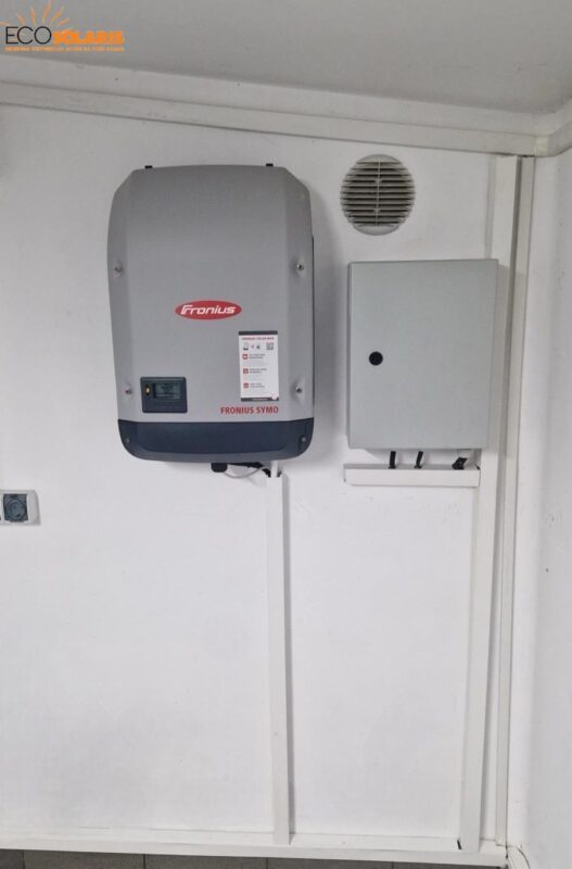 Modelul Fronius Symo este un invertor trifazat, ideal pentru locuințe sau afaceri, care necesită o gestionare eficientă a energiei. Acesta beneficiază de tehnologie avansată, care optimizează performanța sistemului fotovoltaic și reduce pierderile de energie