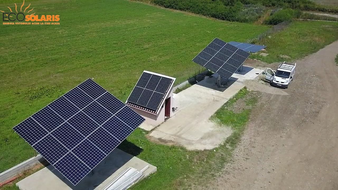 Trakerele sunt echipamente care folosesc senzori pentru a detecta poziția soarelui și pentru a ajusta unghiul de înclinare al panourilor fotovoltaice în timp real.