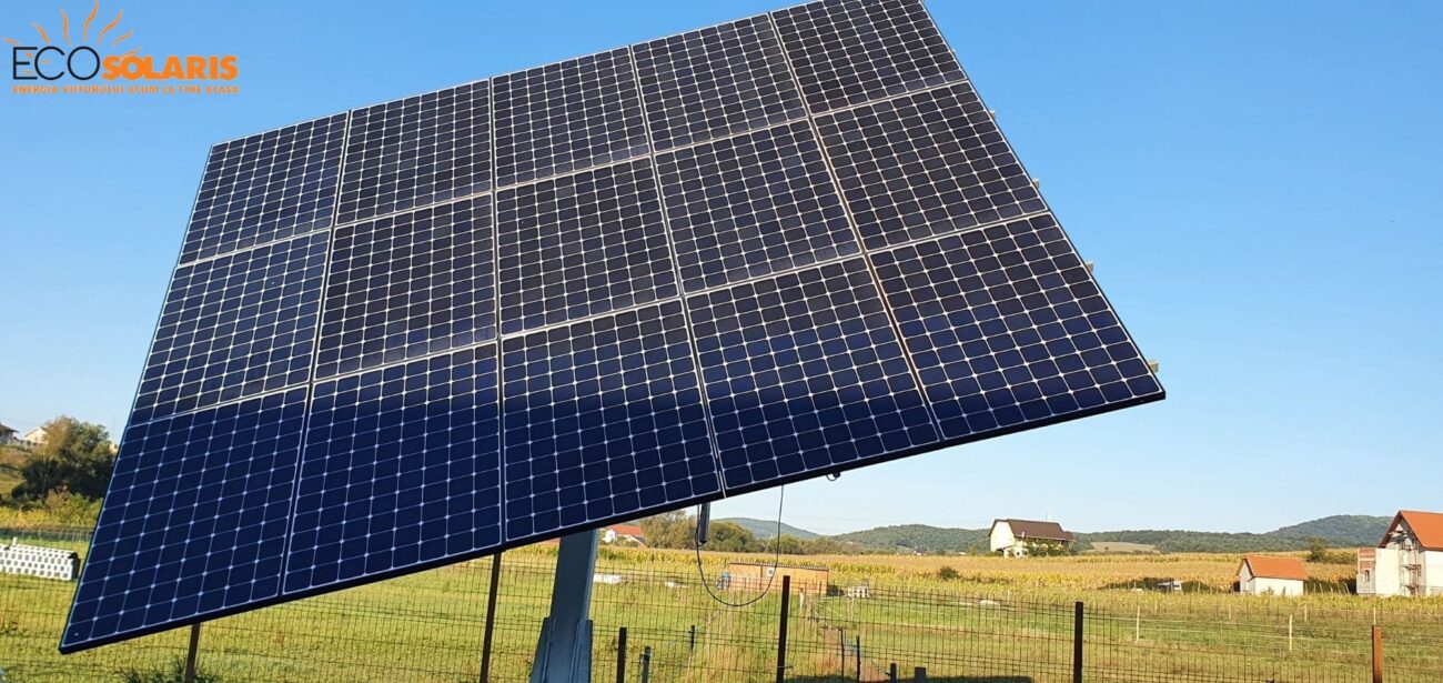 Sistemul fotovoltaic pe care îl discutăm include trei trakere, care sunt instalate pentru a urmări mișcarea soarelui de la răsărit la apus. Acestea permit panourilor să se orienteze întotdeauna în direcția optimă, ceea ce crește semnificativ eficiența sistemului.
