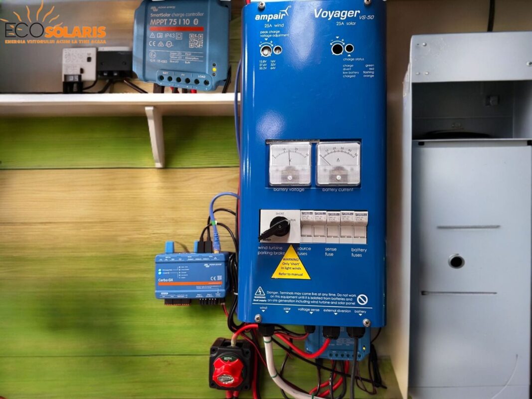 • Victron Energy SmartSolar MPPT 75/10 Regulator de încărcare solar, care optimizează captarea energiei din panou.