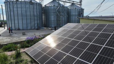 Un sistem fotovoltaic microgrid asigură independență față de rețea, stabilitate și control asupra consumului, aspecte esențiale într-un mediu unde întreruperile de curent pot genera pierderi semnificative.