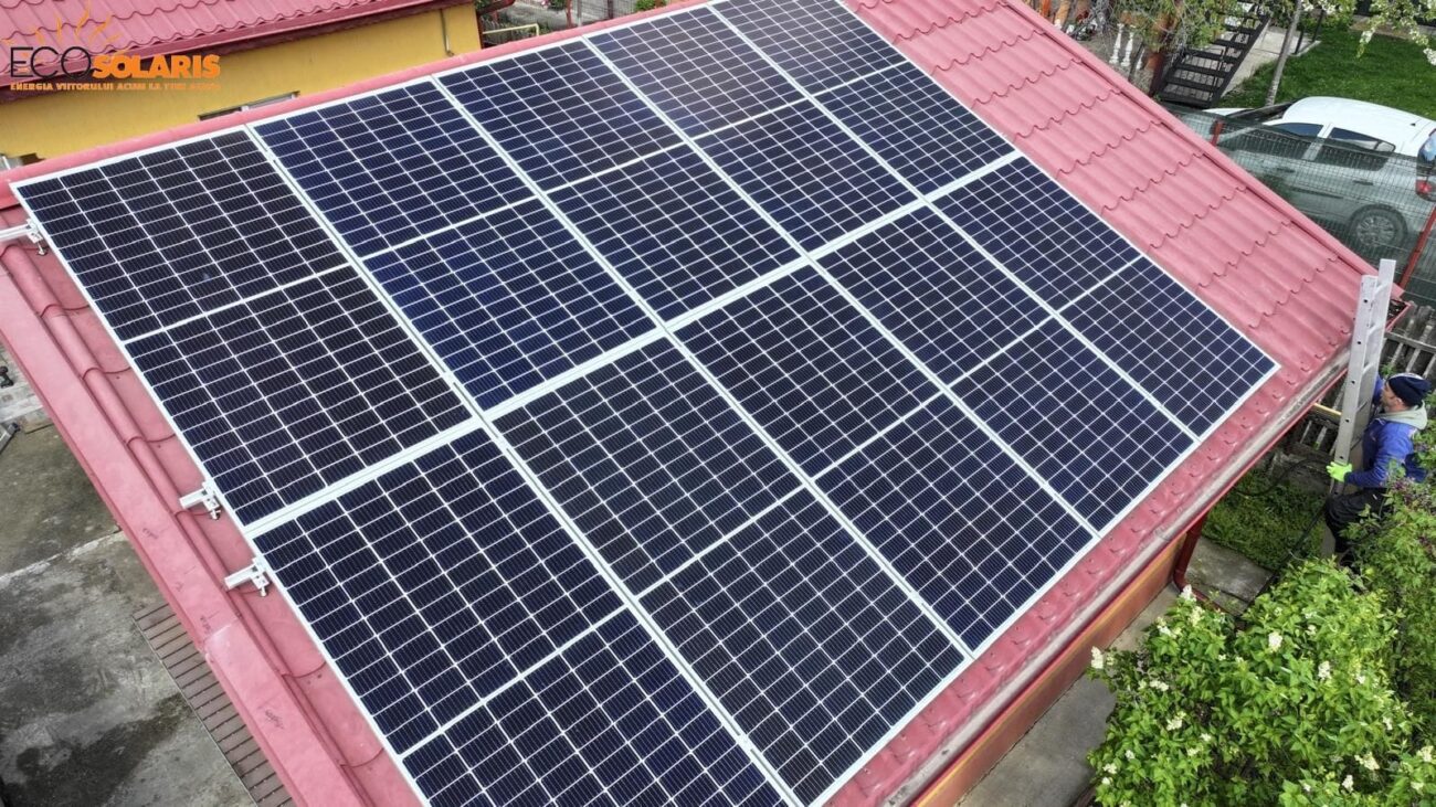 Sistemul a fost configurat ținând cont de cerințele unui beneficiar care și-a dorit un nivel ridicat de autonomie față de rețea, având în vedere instabilitatea curentului în zona de locuit. Soluția aleasă include componente premium – panouri fotovoltaice Bauer, invertor Victron EasySolar, structură de prindere K2 și un acumulator LiFePO4 Ecosolaris