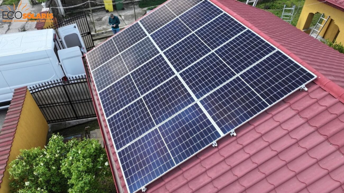 Sistemul a fost configurat ținând cont de cerințele unui beneficiar care și-a dorit un nivel ridicat de autonomie față de rețea, având în vedere instabilitatea curentului în zona de locuit. Soluția aleasă include componente premium – panouri fotovoltaice Bauer, invertor Victron EasySolar, structură de prindere K2 și un acumulator LiFePO4 Ecosolaris