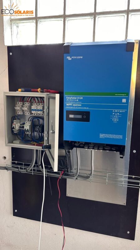 Pachetul propus, cu o putere instalată de 5 kWp, este conceput pentru a oferi eficiență, fiabilitate și flexibilitate într-o soluție completă, adaptată locuințelor moderne și spațiilor rezidențiale cu nevoi energetice ridicate.