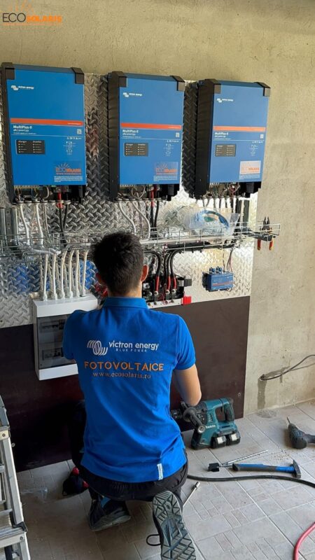 Configurarea unui sistem micro-grid de 10 kWp presupune o echilibrare atentă între producția de energie, stocarea acesteia și distribuția inteligentă a consumului.