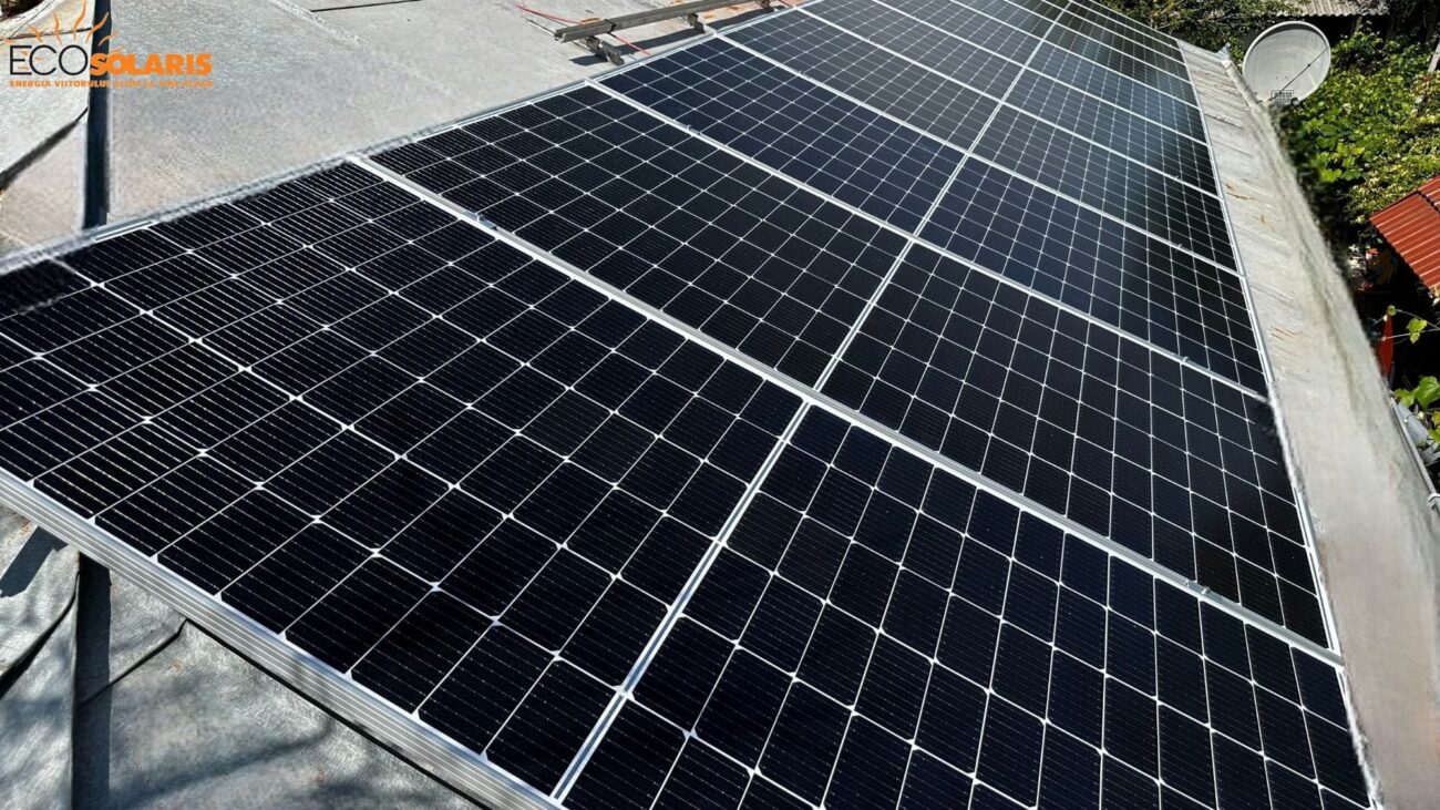 Sistemul funcționează pe principiul prioritizării autoconsumului. Ziua, energia produsă de panouri este folosită direct pentru alimentarea consumatorilor. Surplusul este stocat în acumulatorul Ecosolaris.