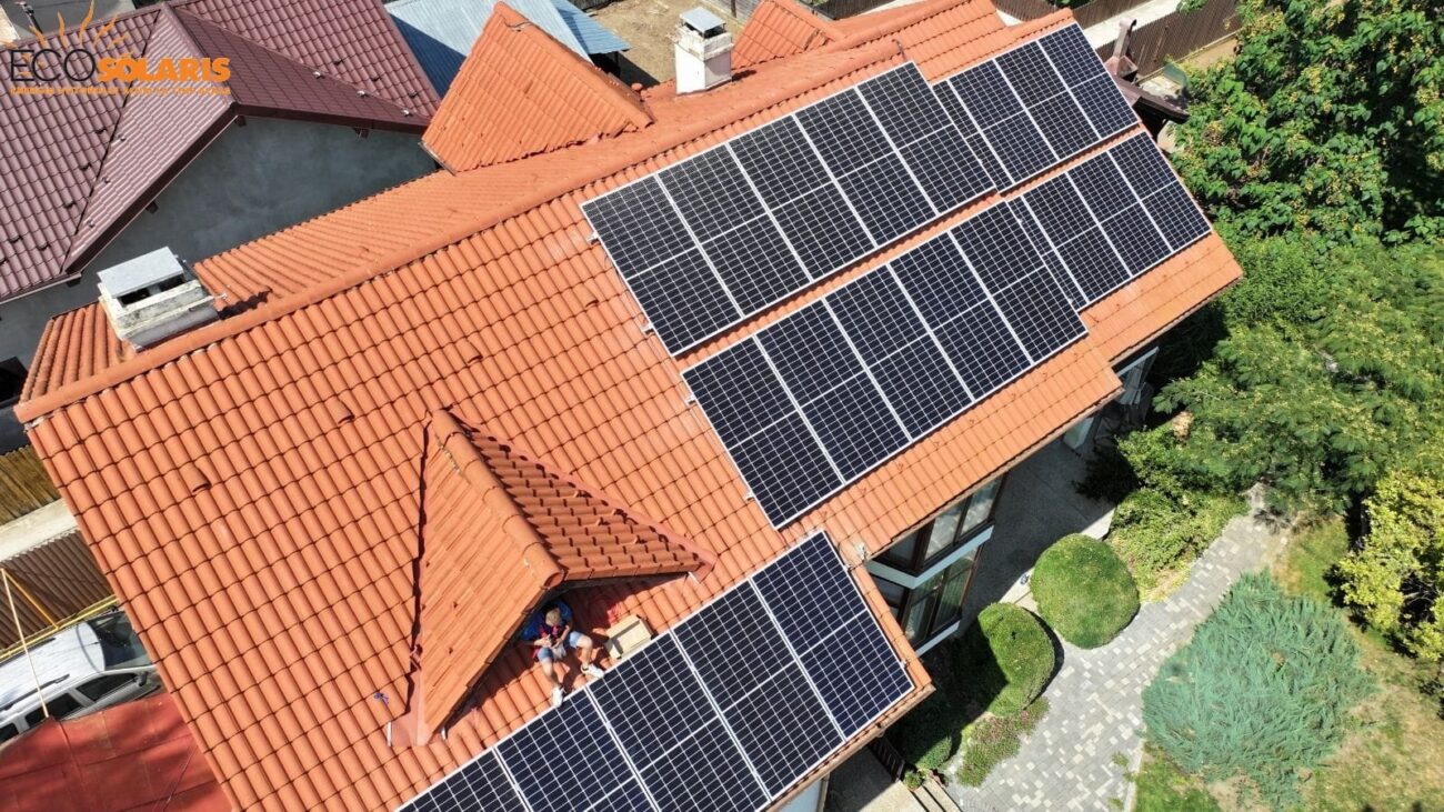 Sistemele hibride combină avantajele sistemelor on-grid cu cele off-grid, oferind atât posibilitatea de autoconsum și injecție în rețea, cât și backup în caz de căderi de tensiune.