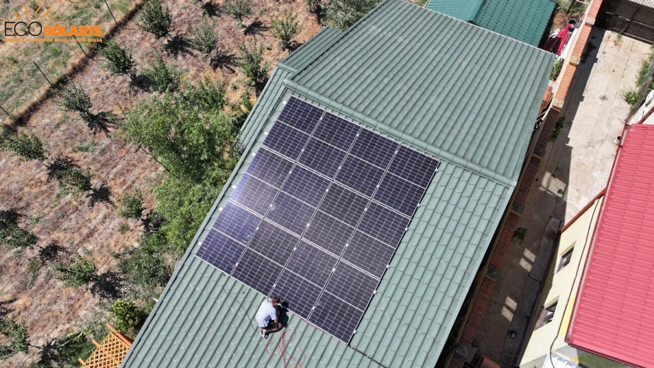 Implementarea unui sistem fotovoltaic hibrid de 5 kWp nu este doar o alegere ecologică, ci și una strategică pentru orice proprietar care urmărește reducerea riscurilor energetice și stabilizarea costurilor pe termen lung.