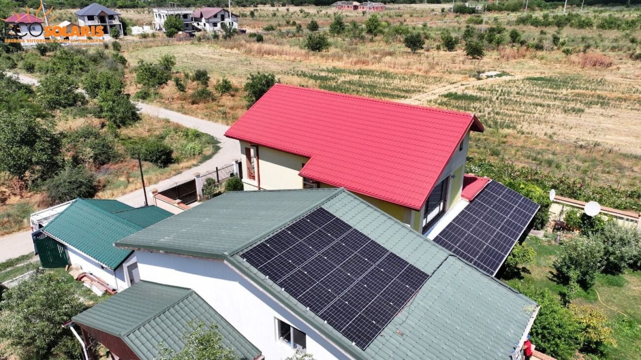Sistemul funcționează pe principiul prioritizării autoconsumului. Ziua, energia produsă de panouri este folosită direct pentru alimentarea consumatorilor. Surplusul este stocat în acumulatorul Ecosolaris.