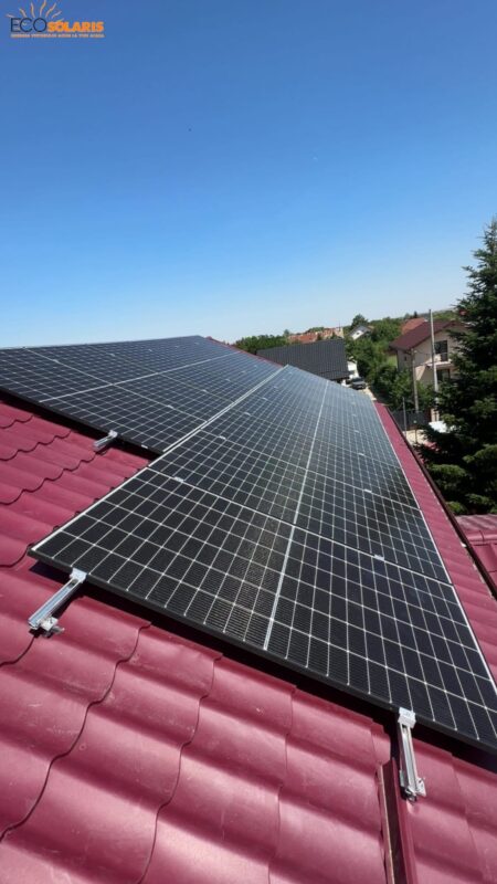 Sistemul propus este construit în jurul panourilor fotovoltaice Bauer de 540W, monocristaline, recunoscute pentru eficiența ridicată și performanța constantă în condiții variate de lumină.