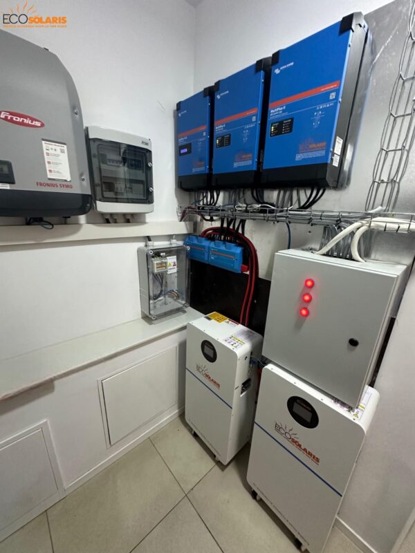 Acest sistem micro-grid este construit în jurul unei configurații performante, capabilă să asigure energie curată, sigură și constantă pentru o gamă largă de aplicații.