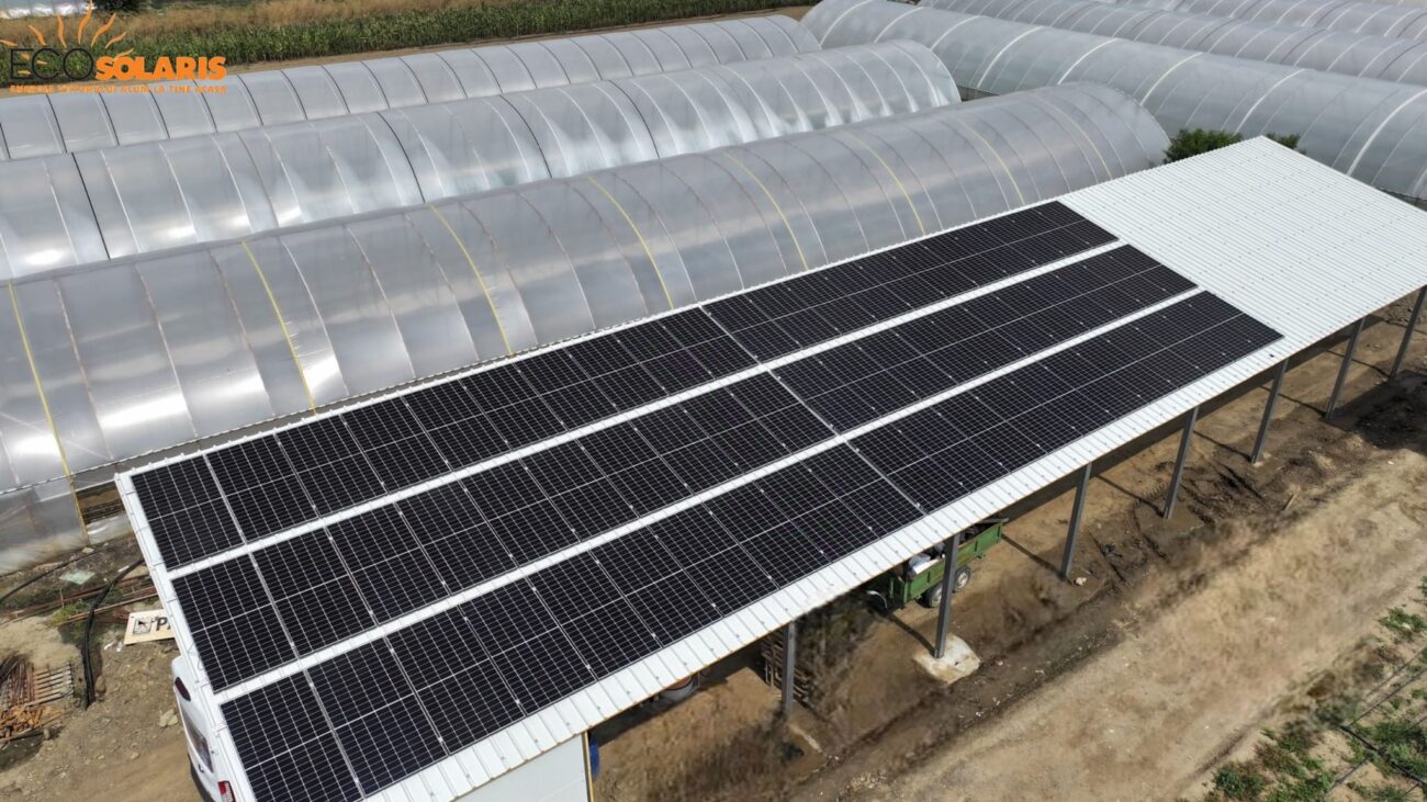 Arhitectura combină producția solară de putere mare cu stocarea inteligentă în baterii LiFePO4, integrarea prin echipamente Victron Energy și un sistem complet de protecție și monitorizare.