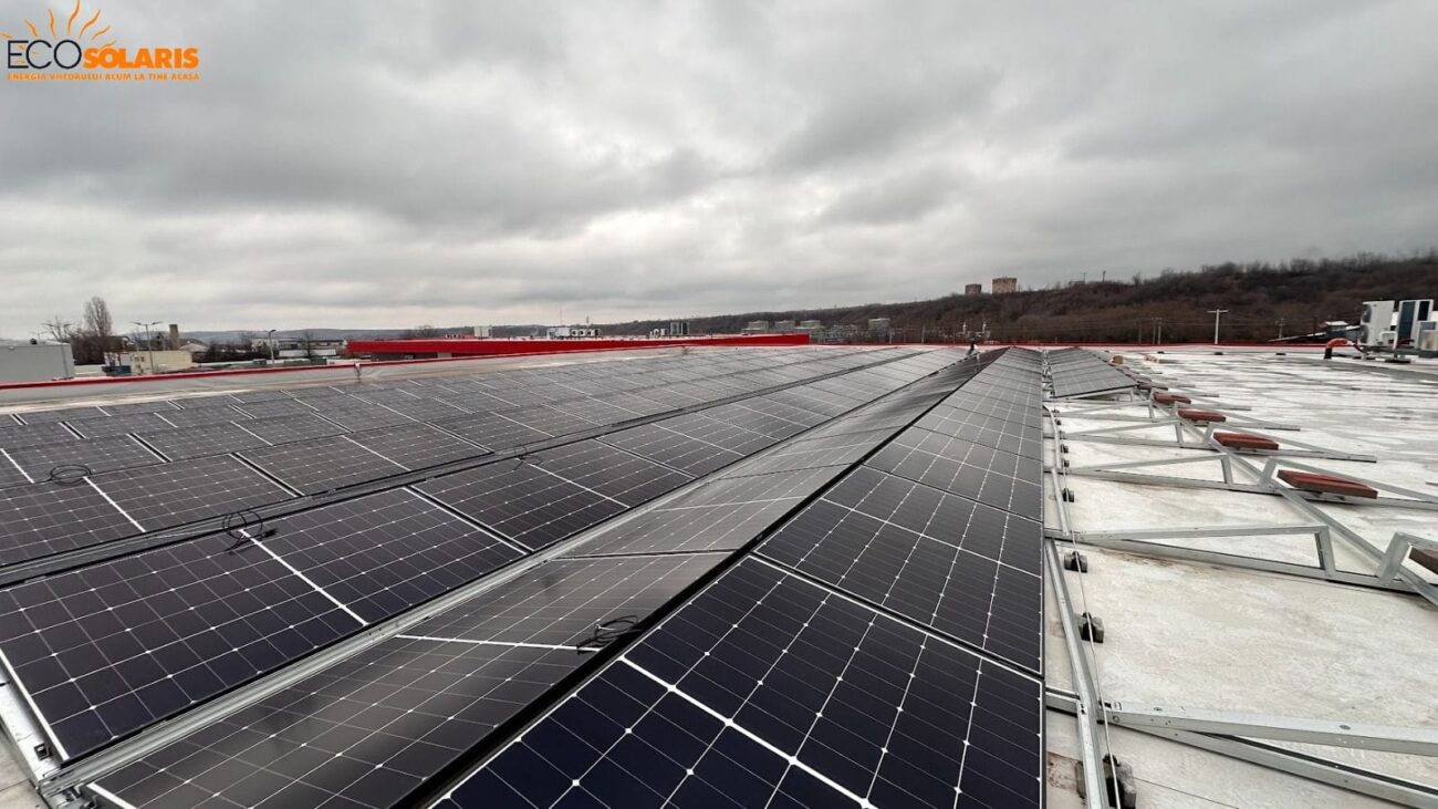 Orientarea și înclinația panourilor fotovoltaice sunt factori cheie care influențează direct eficiența, randamentul și durata de viață a sistemului.