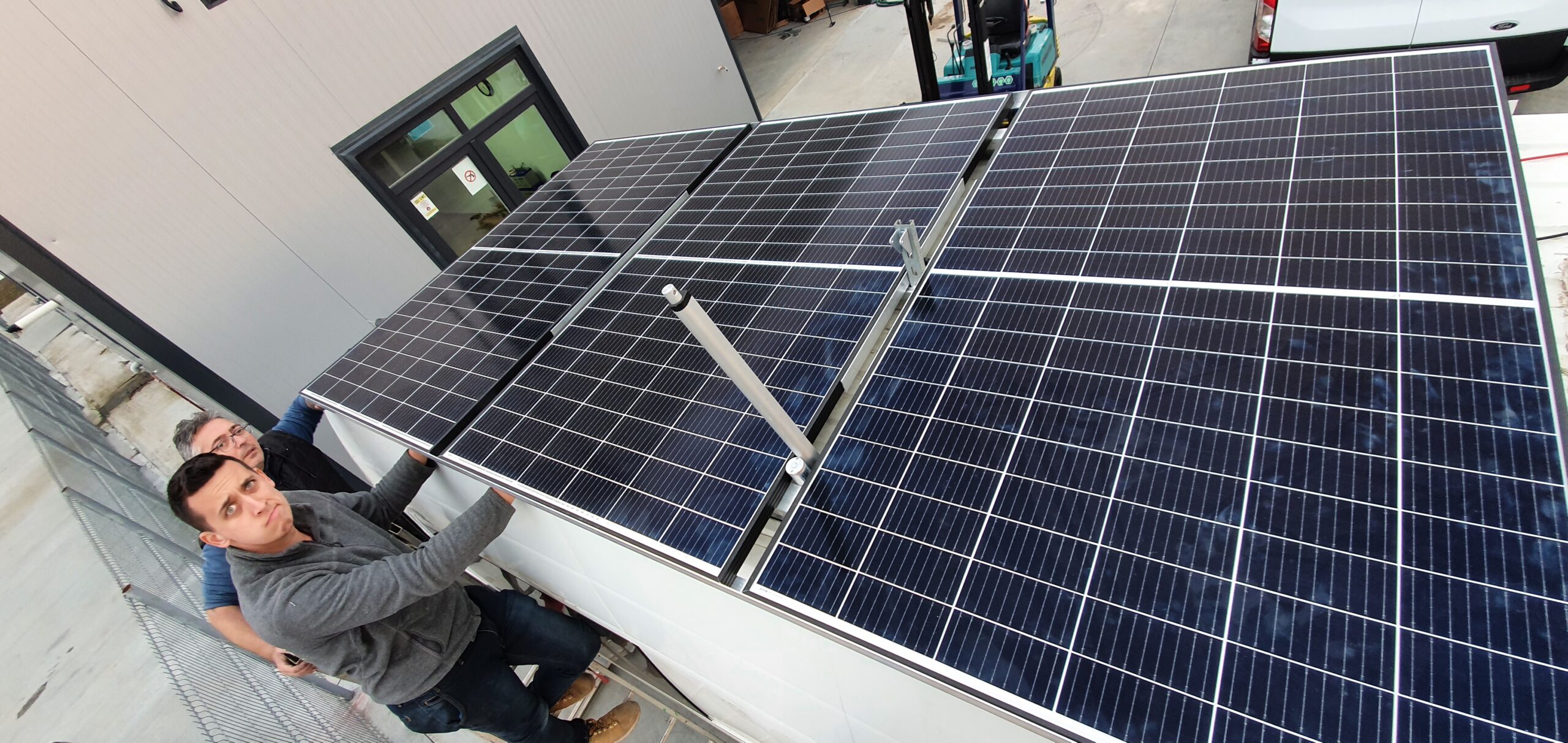 Rulotă solară Victron sistem fotovoltaic mobil cu panouri pe acoperiș baterii LiFePO4 controler MPPT