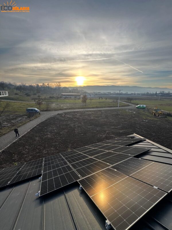 Configurație profesională de sistem fotovoltaic hibrid 10 kWh, cu stocare mare și management inteligent al energiei.