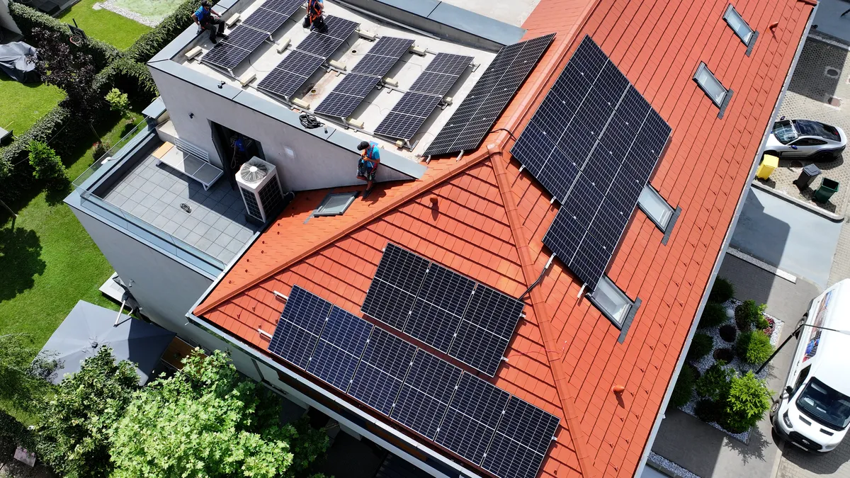 Acoperiș de casă cu sistem fotovoltaic corect dimensionat — vedere verticală din dronă