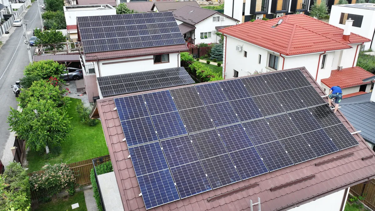 Casă rezidențială cu sistem fotovoltaic montat prin programul Casa Verde — EcoSolaris