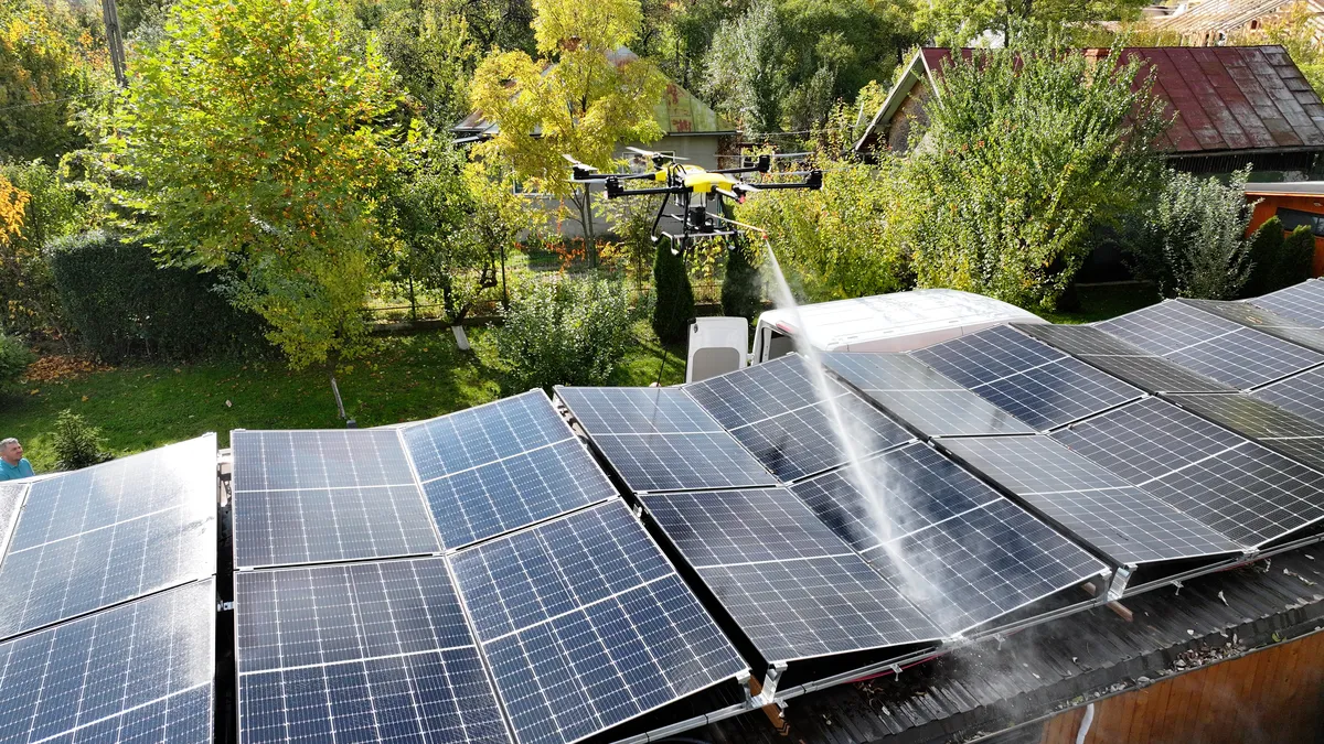 Panouri fotovoltaice în prim-plan — detaliu celule