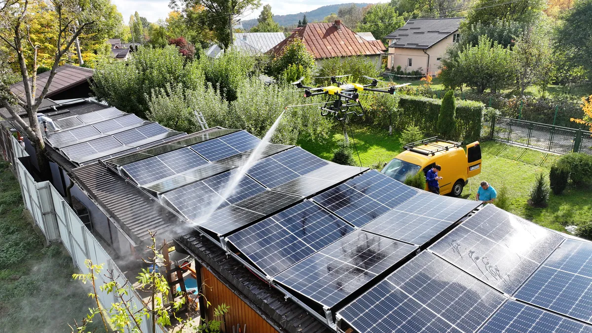 Spălarea panourilor fotovoltaice cu jet de apă de pe dronă — mentenanță EcoSolaris