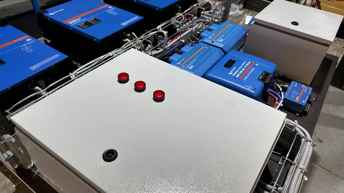 Invertoare și tablou electric pregătite pentru un sistem fotovoltaic — EcoSolaris