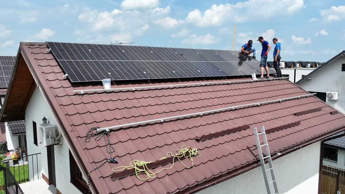 Casă de prosumator cu sistem fotovoltaic finalizat — montaj EcoSolaris