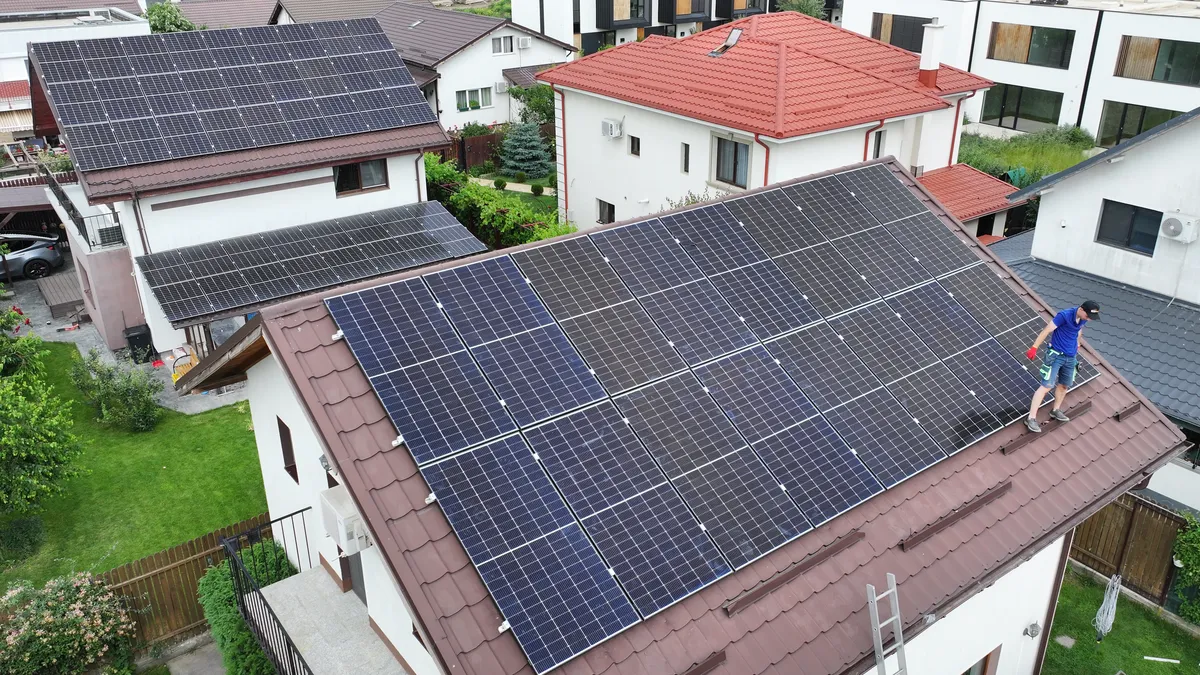 Sistem fotovoltaic rezidențial montat pe acoperiș — vedere din dronă