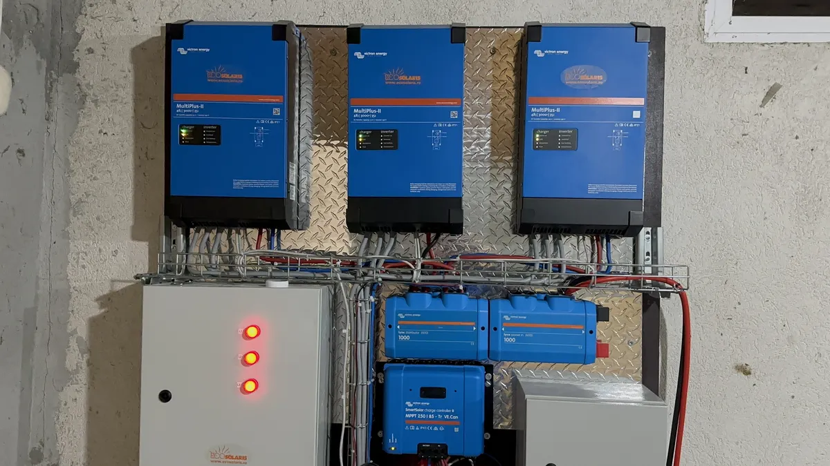 Instalație Victron cu controlere de încărcare și tablou electric — montaj EcoSolaris