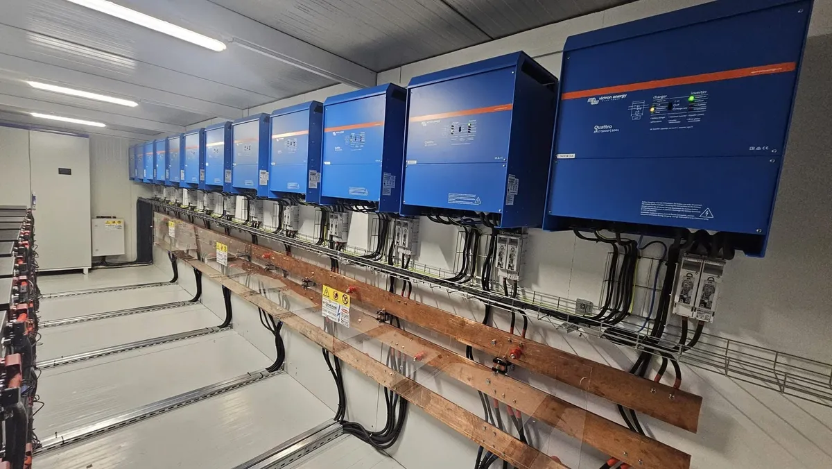 Instalație comercială cu invertoare Victron Quattro montată de EcoSolaris