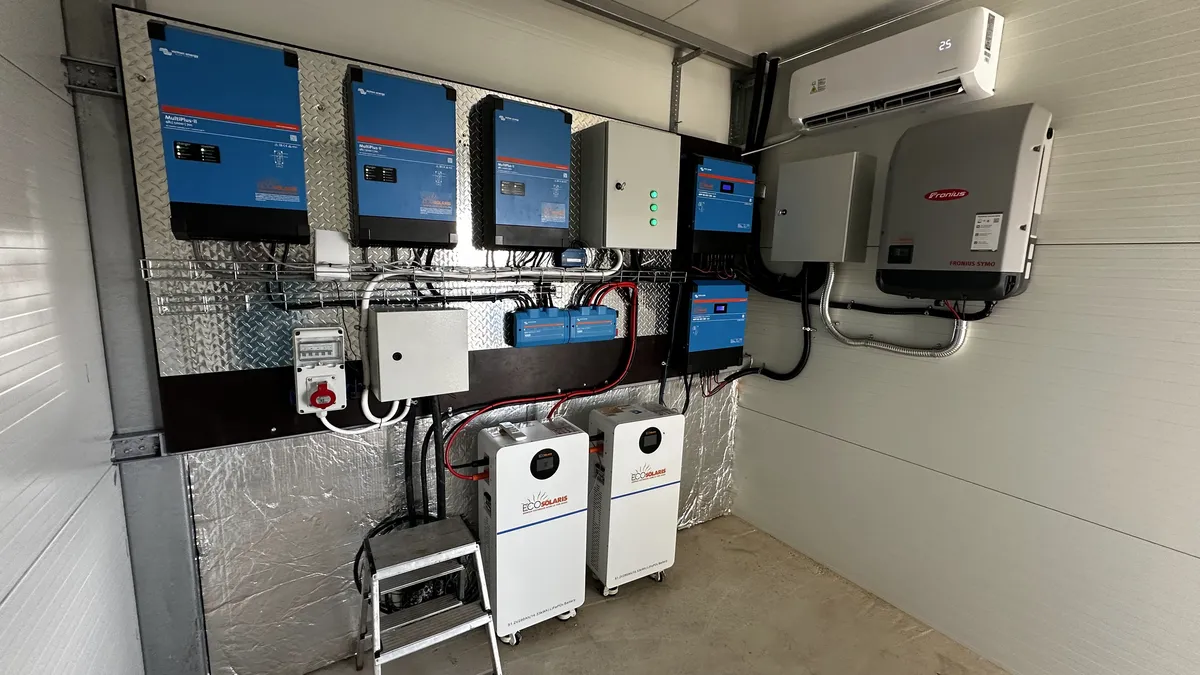 Sistem off-grid cu echipamente Victron într-o cameră tehnică — montaj EcoSolaris