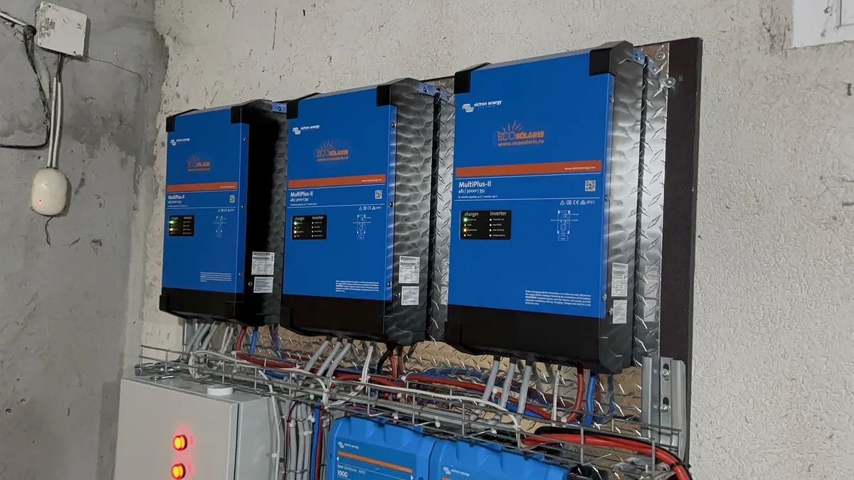 Invertoare hibride Victron MultiPlus-II montate și cablate de EcoSolaris
