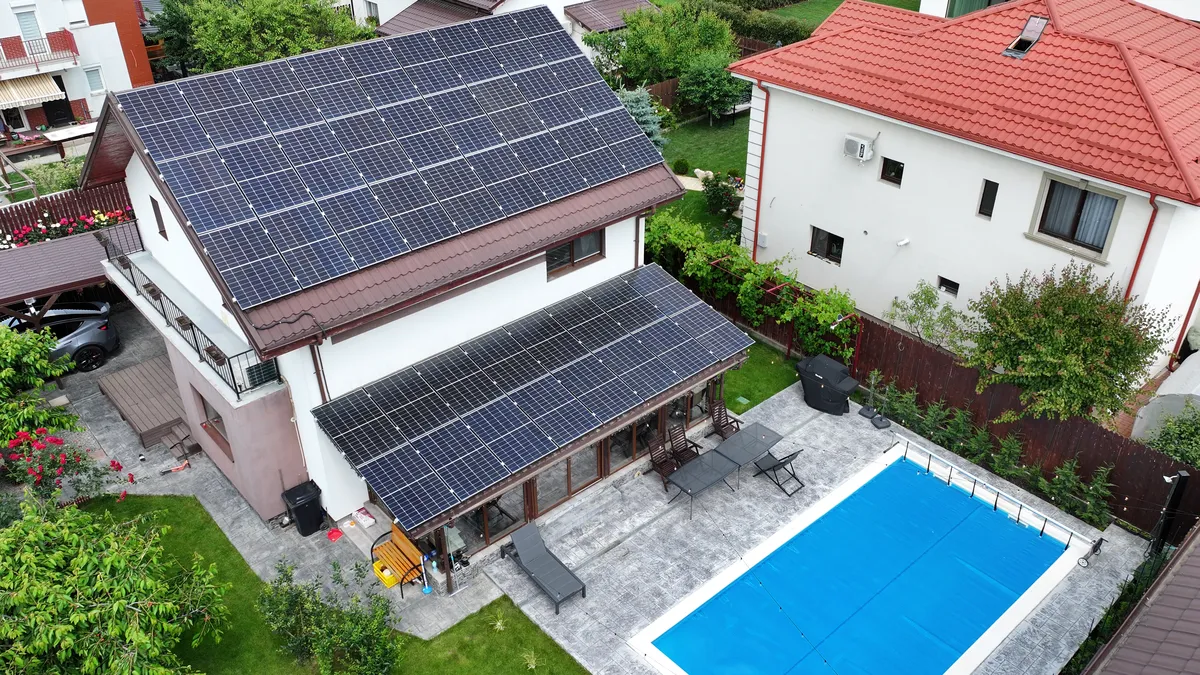 Vilă cu piscină și sistem fotovoltaic complet — vedere din dronă