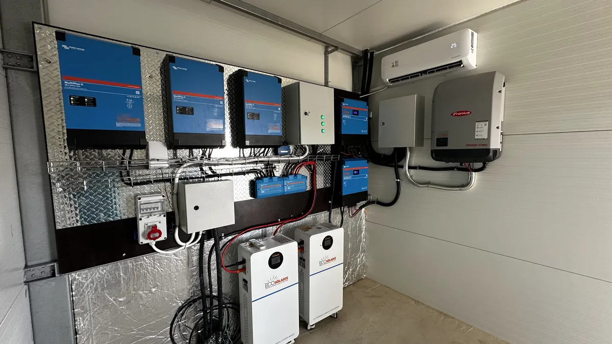 Sistem hibrid cu baterie de stocare instalat de EcoSolaris